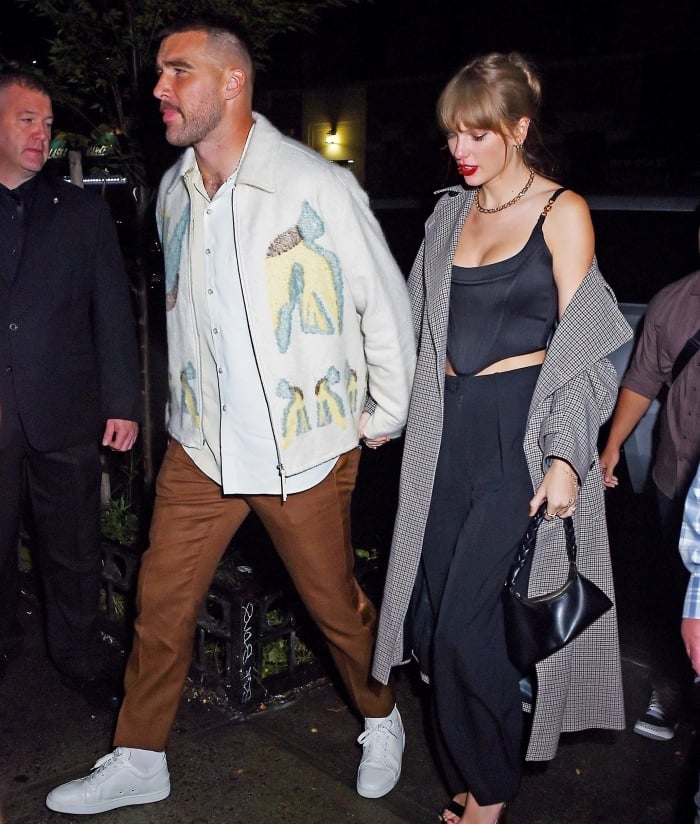 Taylor Swift mang dòng túi của Aupen Nirvana