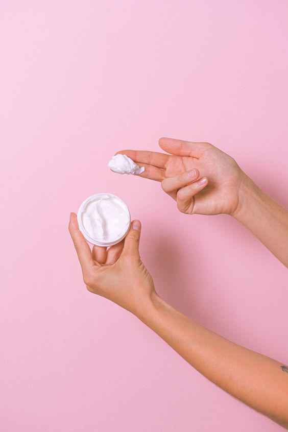 Vaselin giữ ẩm cho đôi môi của bạn và mang lại sự xoa dịu tuyệt vời cho đôi môi khô và nứt nẻ. 