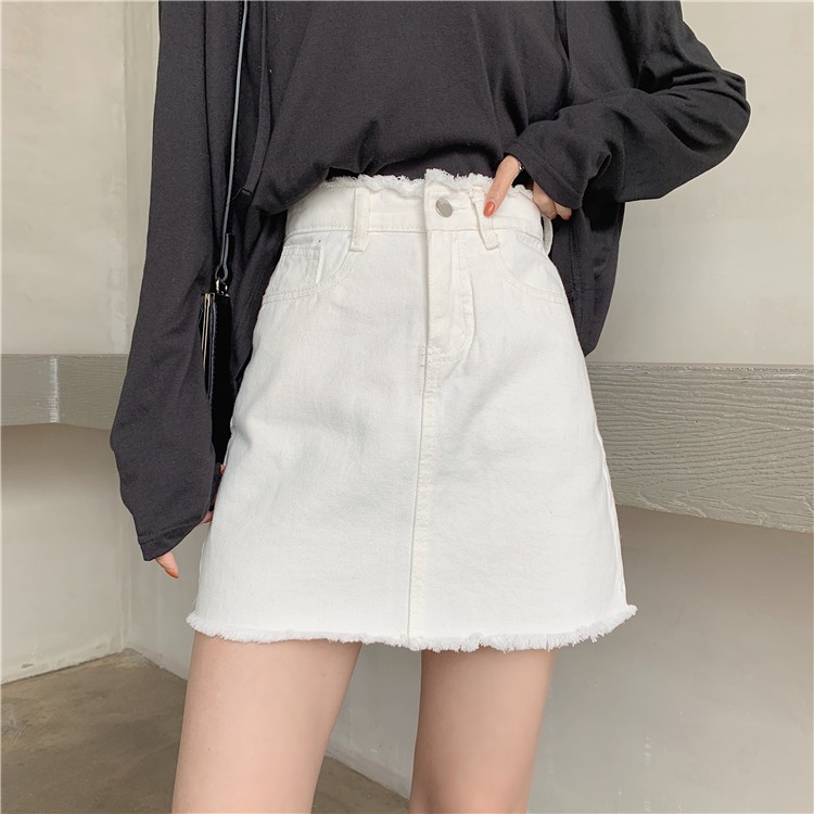 Các mẫu chân váy trắng đang phủ sóng và đừng quên bổ sung chân váy ngắn màu trắng cho tủ đồ.