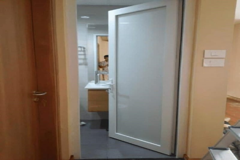Mở cửa thấy nhà vệ sinh    