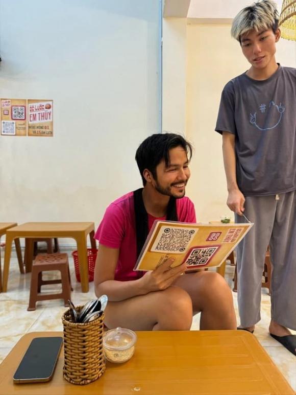 Bạn trai H'Hen Niê hiếm hoi khoe ảnh đi ăn với nàng hậu sau thời gian giấu kín.  