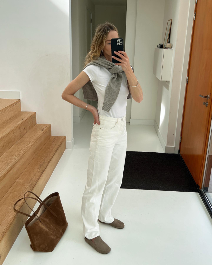 Cô ưu tiên áo thun và quần jeans mang các tông màu trung tính như đen, trắng. 