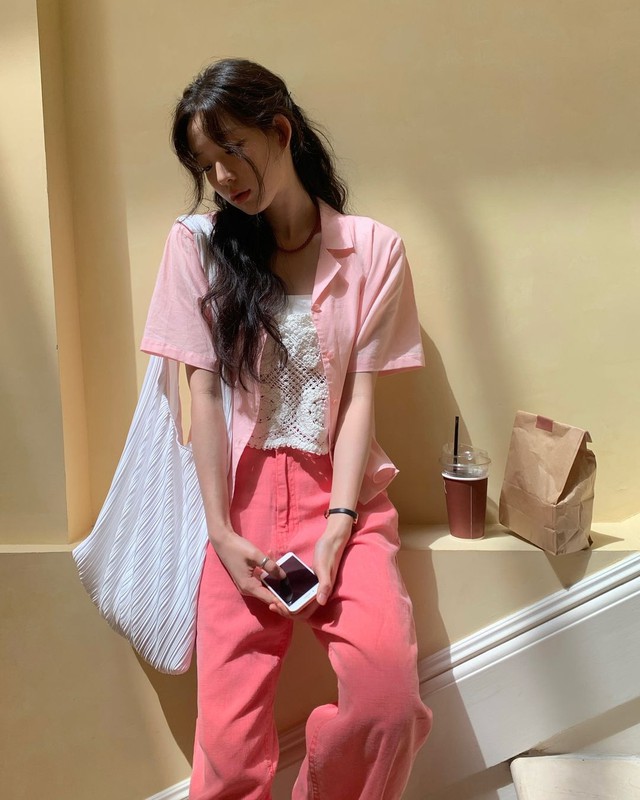 Chiếc sơ mi hồng họa tiết kẻ vừa có công dụng che chắn vừa tạo cảm giác Shbet999 com đăng nhập thêm ngọt ngào.