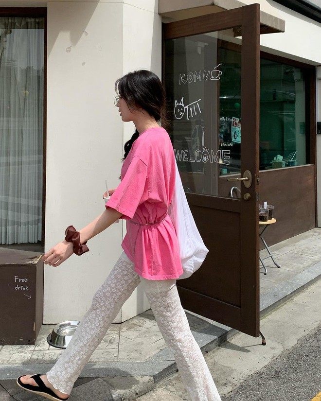 Chiếc quần ren hoa nổi bật. 
