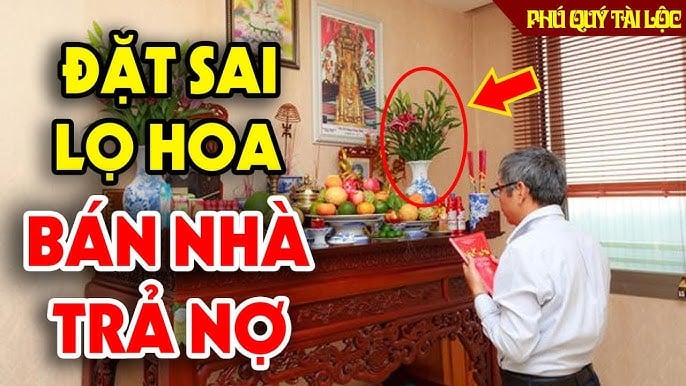 Đặt lo hoa lên bàn thờ hút tài lộc