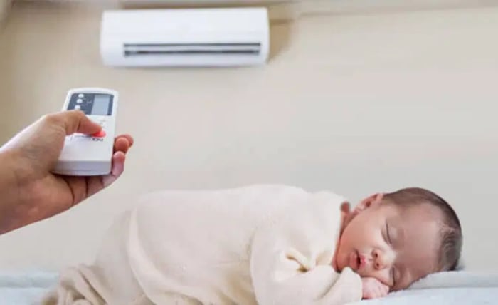 Khi cho trẻ nằm điều hòa bố mẹ hãy lựa chọn điều chỉnh nhiệt độ điểu hòa phù hợp, tránh trẻ nằm trực tiếp hường gió điều hòa. (Ảnh minh họa)