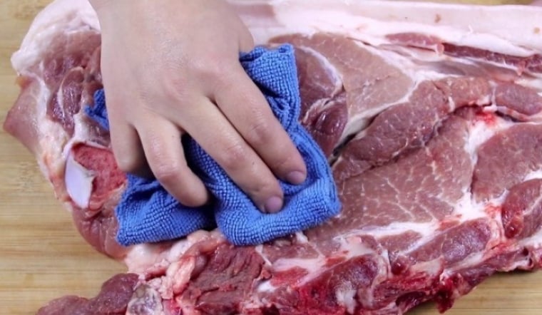 Dùng khăn để lau nước chảy ra từ thịt