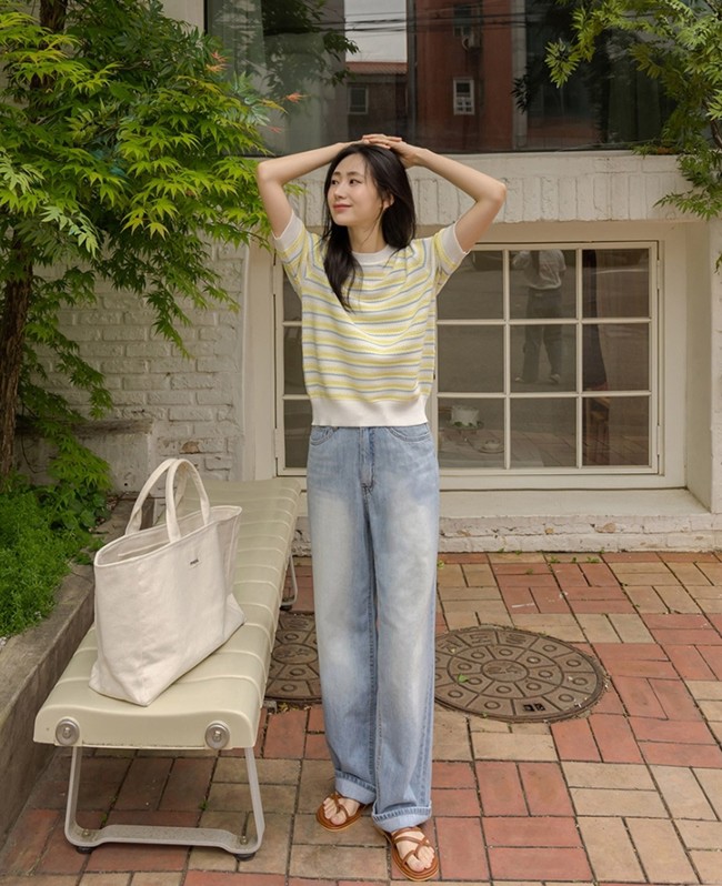 Áo len mỏng ngắn tay mang đến cảm giác nhẹ nhàng, nhã nhặn hơn. Nên chọn kiểu áo bo nhẹ ở gấu hoặc ôm vừa phải ở eo/     