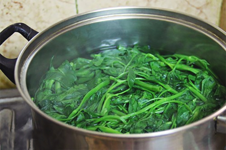 Chần rau trước khi xào    