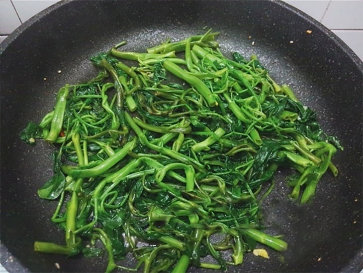 Xào nhanh với lửa lớn    
