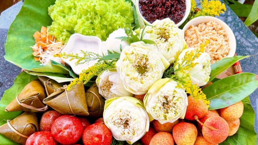 Việc chuẩn bị lễ cúng, các loại hoa dâng lên bàn thờ là điều không thể thiếu trong dịp Tết Đoan Ngọ 5/5