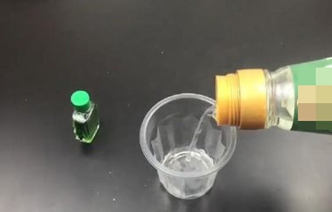 Nên xịt dung dịch vào cống và bồn rửa bát trước khi đi ngủ để có đủ thời gian để tiêu diệt côn trùng gây hại.