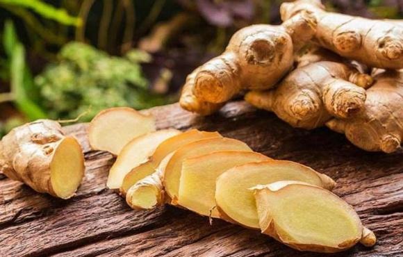 Lấy một nhánh gừng tươi nhỏ và ép lấy nước. 