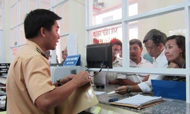 Ô tô được miễn kiểm định lần đầu vẫn phải nộp tiền lập hồ sơ    