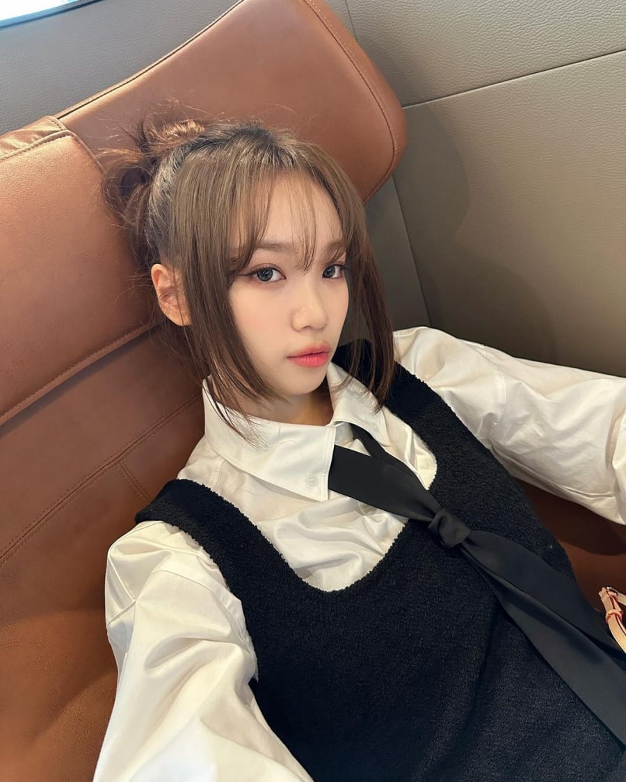 Kim Chae Won phối áo sơ mi đầy thanh lịch và đậm chất “preppy” hơn.