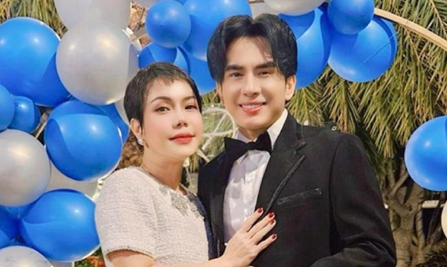 Việt Hương tiết lộ cô và Đan Trường bằng tuổi nhau nhưng thường phải vào những vai diễn lớn tuổi.