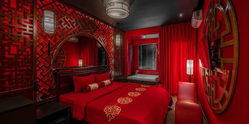 Do kích thước lớn của chiếc ghế, việc di chuyển và làm sạch bằng nước trở nên khó khăn. 