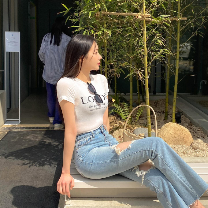 Quần jeans xanh đi cùng với áo thin trắng đảm bảo hiệu quả 