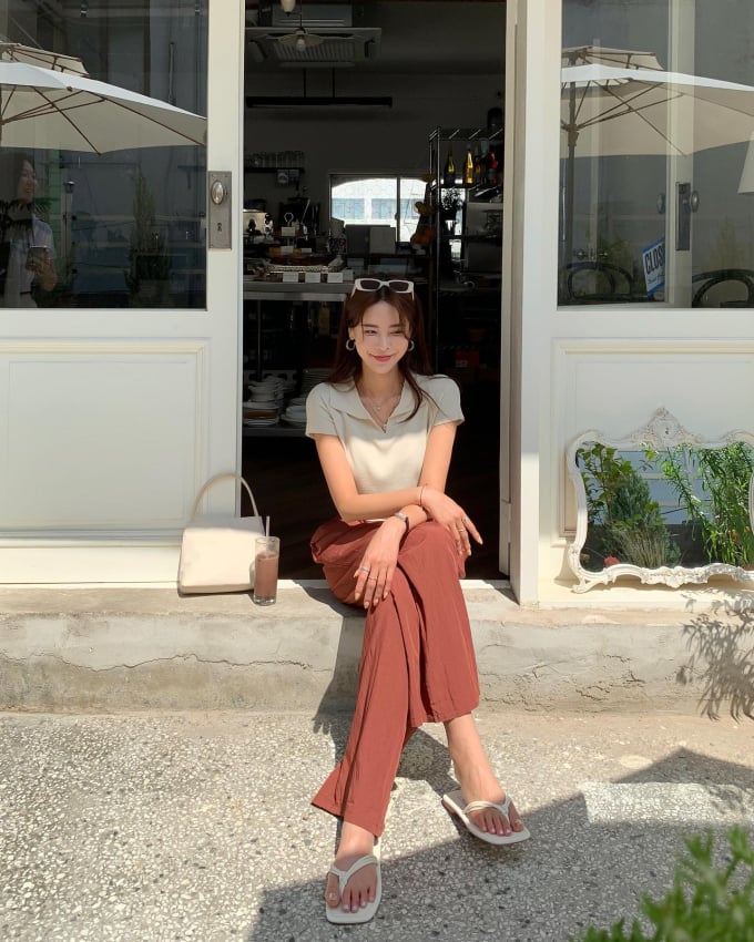 Bộ đôi áo thun trắng và quần màu pastel tới công sở. 