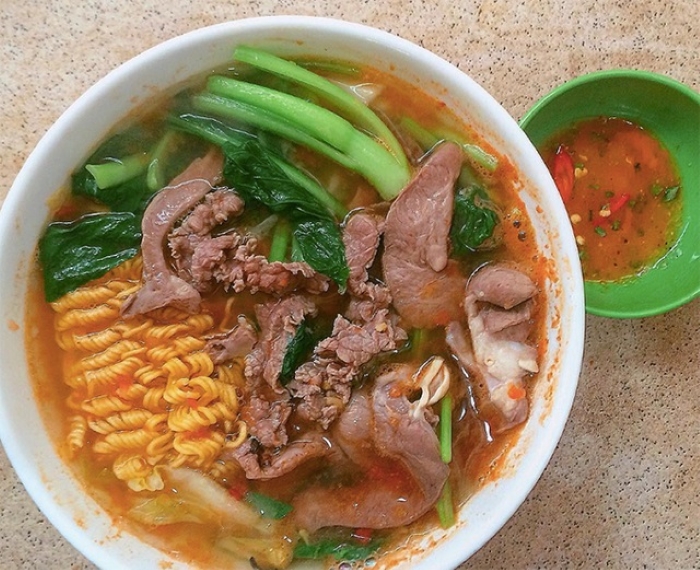 Kết hợp mì tôm với rau và thịt 