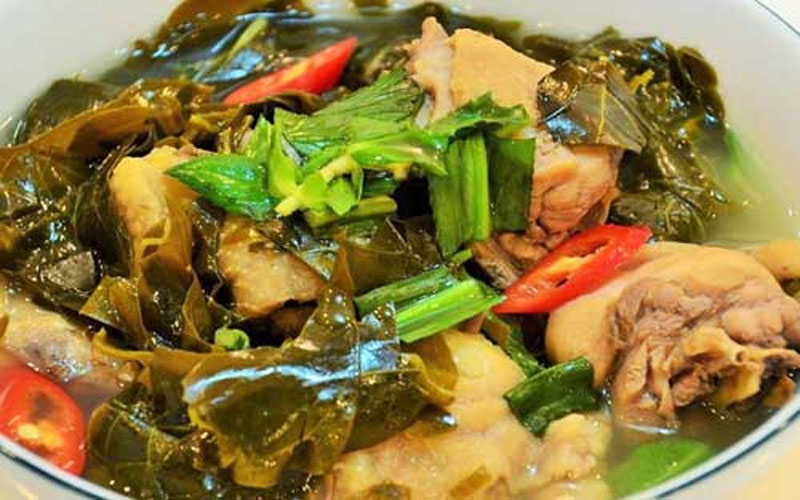 Canh gà nấu lá giang