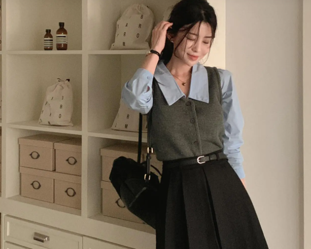 Công thức áo gile kết hợp với sơ mi tay bồng, chân váy ngắn màu đen ghi điểm ở sự trẻ trung, ngọt ngào nhưng vẫn thanh lịch. 