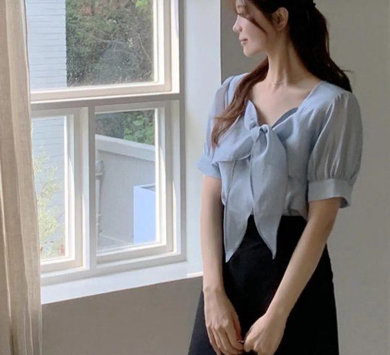 Áo blouse tay bồng chỉ cần mix cùng chân váy ngắn là có được tổng thể Shbet999 com đăng nhập nữ tính, yêu kiều.