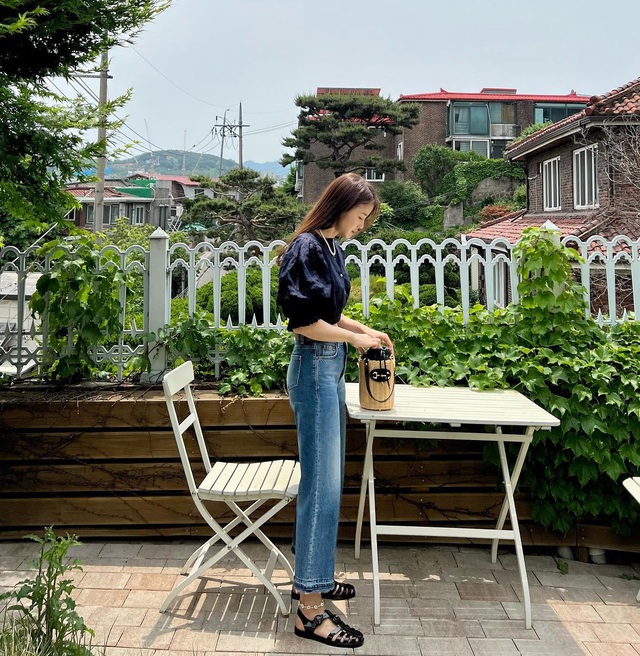 Combo áo blouse và quần jeans ống đứng không chỉ có sự nữ tính mà còn toát lên nét trẻ trung.