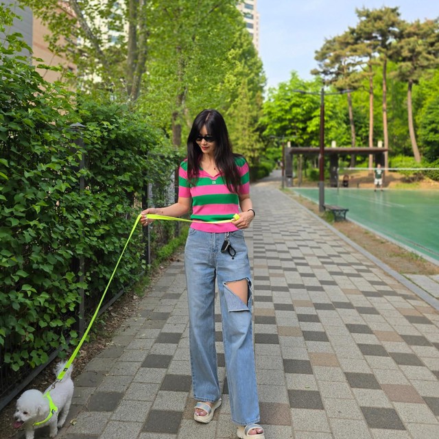 Chị em nên kết hợp những chiếc áo màu sắc rực rỡ với quần jeans xanh.