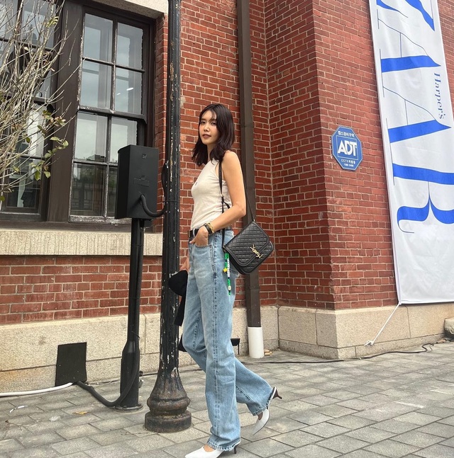 Chị em nên tham khảo set đồ gồm áo tank top trắng và quần jeans xanh. 