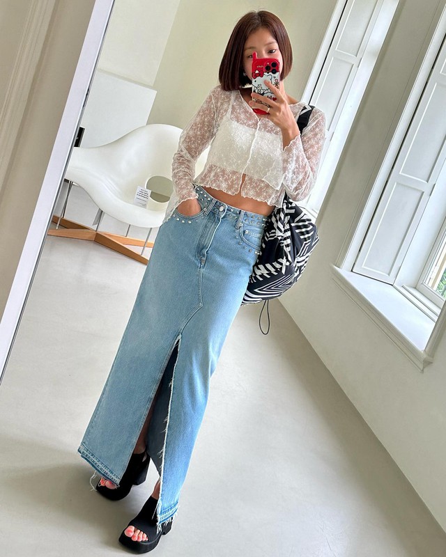Công thức áo xuyên thấu và chân váy denim gây ấn tượng, chẳng không cần sơ vin mà vẫn hack dáng. 