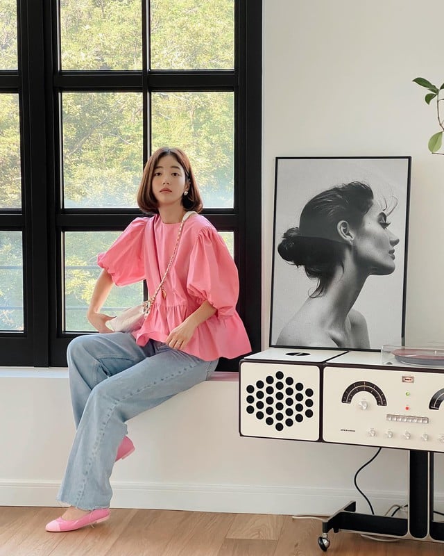 Đôi giày hồng hài hòa với outfit mà không tạo cảm giác 