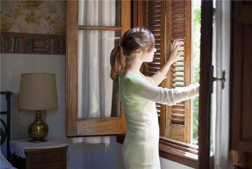 Không nên đóng kín mít cửa khi bật điều hòa