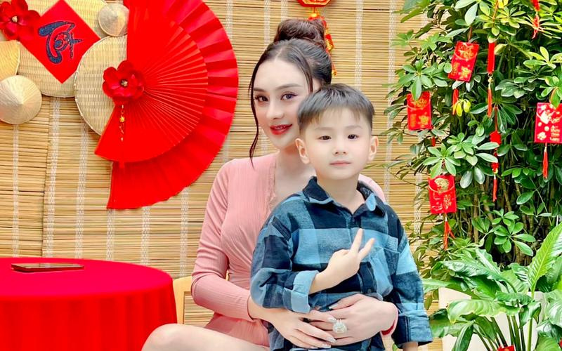 Lâm Khánh Chi dành mọi thứ tốt đẹp nhất cho quý tử  