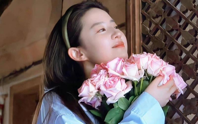 Lưu Diệc Phi luôn đảm bảo duy trì 1 bước dưỡng da cơ bản đó là đắp mặt nạ. 