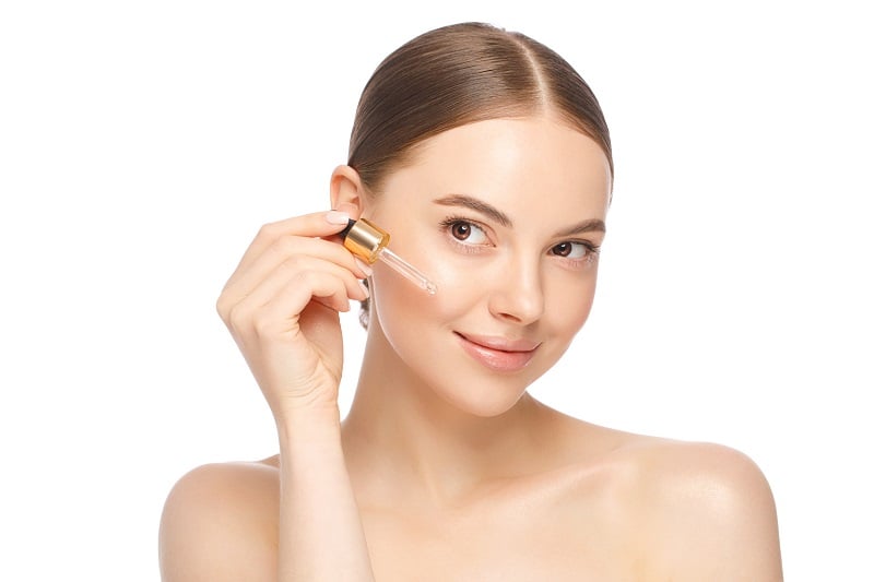 Retinol (vitamin A) và peptide tăng sinh collagen, giúp da săn chắc, mịn màng. 