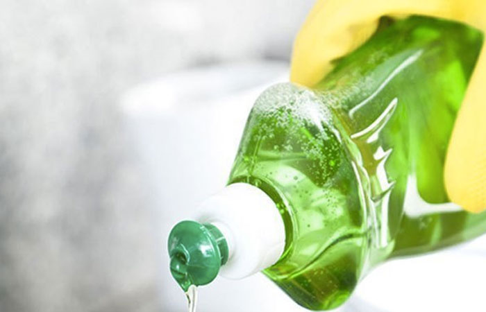 Nước rửa bát giúp tẩy sạch vết dầu mỡ bám trên quần áo