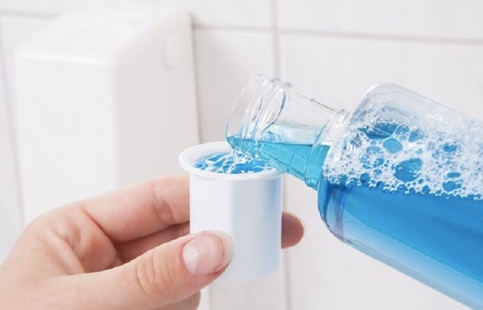 Nước súc miệng dùng tẩy sạch vết dầu mỡ bám trên quần áo