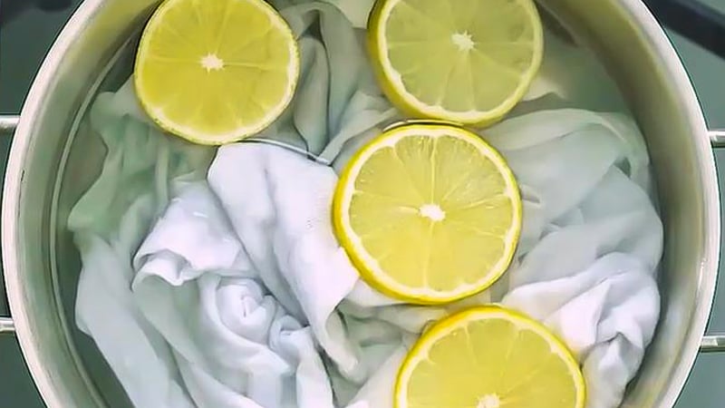 Sử dụng chanh tươi tẩy sạch vết bẩn dầu mỡ trên quần áo