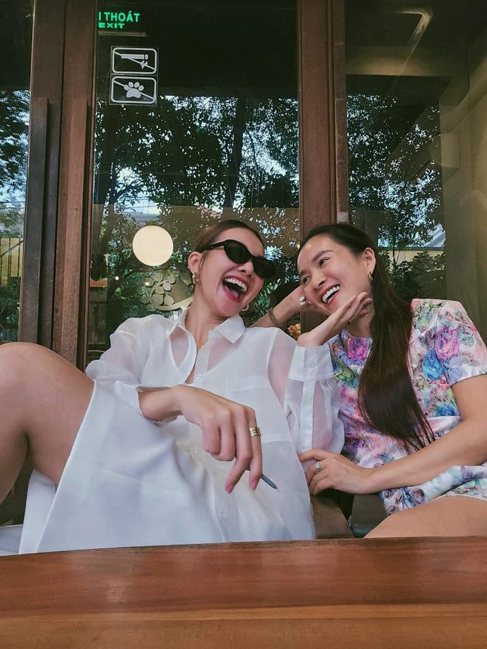 Thanh Hằng đăng tải loạt khoảnh khắc thân thiết bên cạnh doanh nhân Anh Thơ - vợ diễn viên Bình Minh.