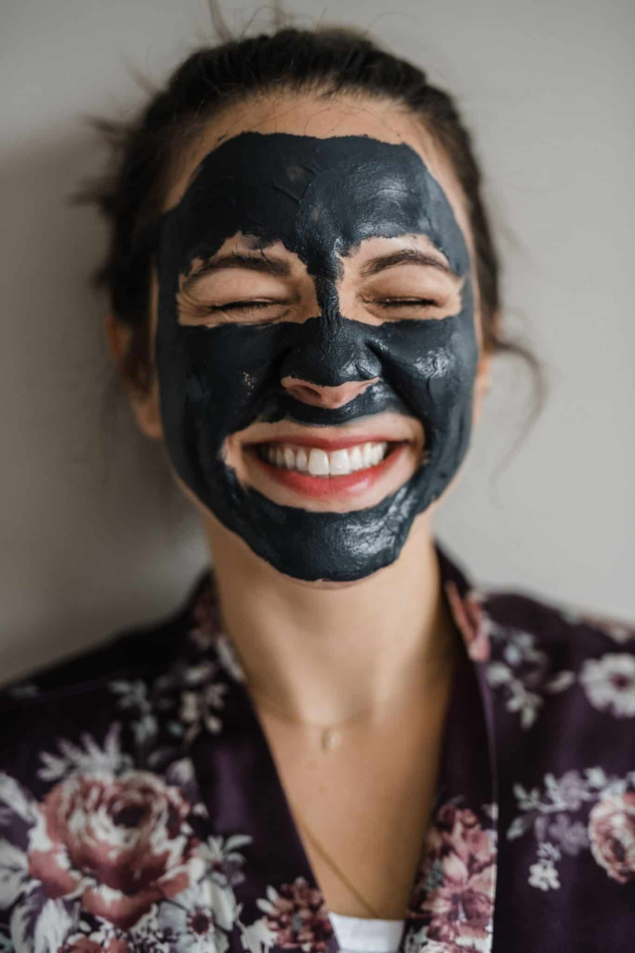 Than hoạt tính có đặc tính hấp phụ giúp hút độc tố, bã nhờn, giữ cho nó sạch sẽ và thông thoáng.