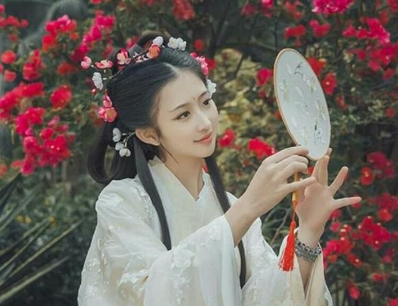 Xem tướng phụ nữ ít mao