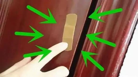 Băng dán không chỉ có ích trong việc bảo vệ vết thương khỏi vi khuẩn và bụi bẩn, mà còn có thể được sử dụng trong nhiều tình huống khác nhau trong nhà.    
