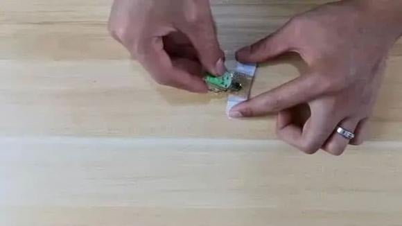 Khi quạt hoạt động, hương thơm sẽ được phân tán rộng khắp, đồng thời cũng giúp đuổi muỗi hiệu quả.