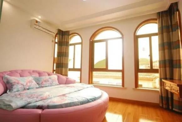 Giường tròn mang lại sự ấm cúng và tăng cường vẻ đẹp cho không gian phòng. 