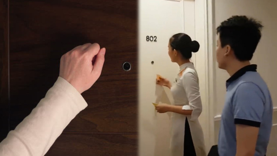 Thông thường, trước khi bước vào phòng khách sạn, bạn nên gõ cửa 3 lần.