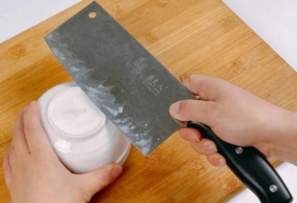 Dùng kem đánh răng, muối và giấm    
