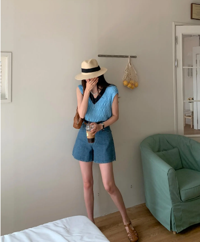 Áo xanh và quần/chân váy denim mang nét bụi bặm cho người mặc.