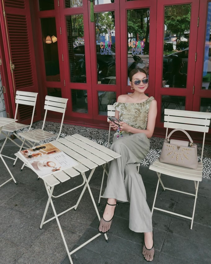 Tủ đồ của Phạm Thanh Hằng có những item dẫn đầu xu hướng như áo dệt kim, quần màu be, áo gile...