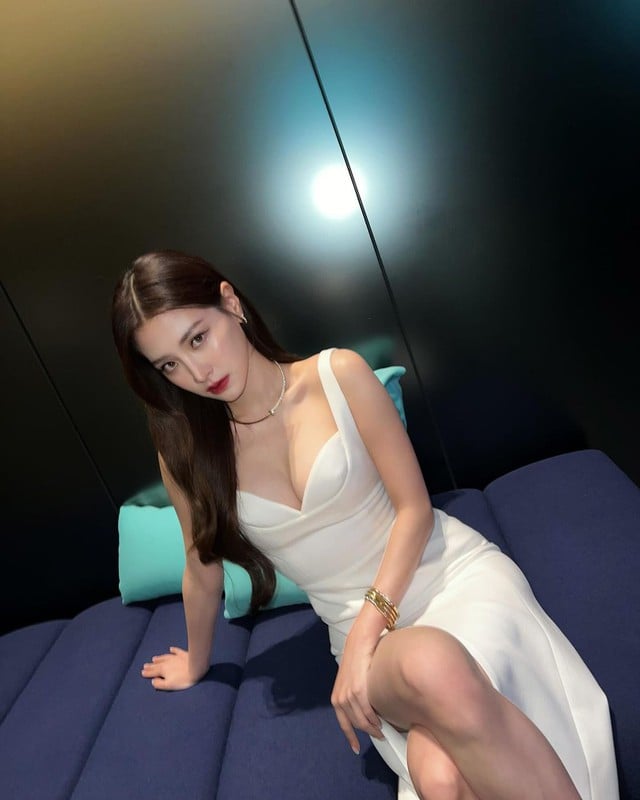 Baifern xinh đẹp thiết kế váy dài trắng cắt xẻ táo bạo phô bày sắc vóc nóng bỏng